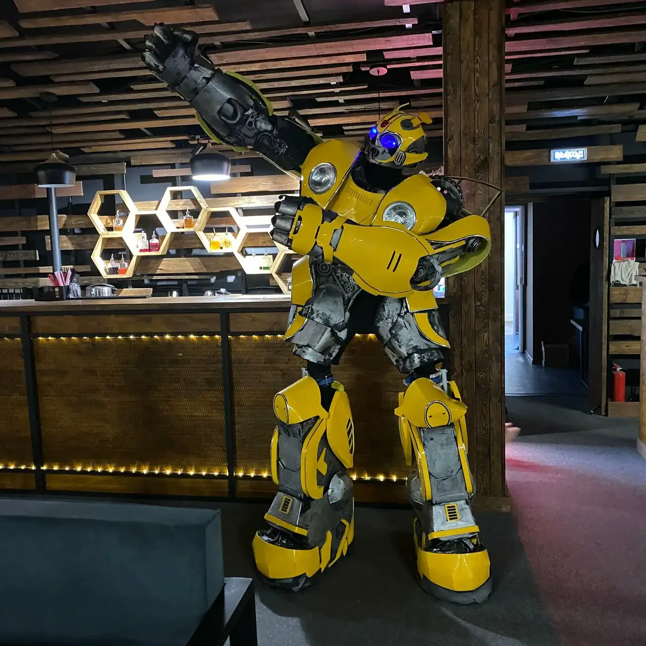 Инсталляция героя в костюме Bumblebee в зале Fat House