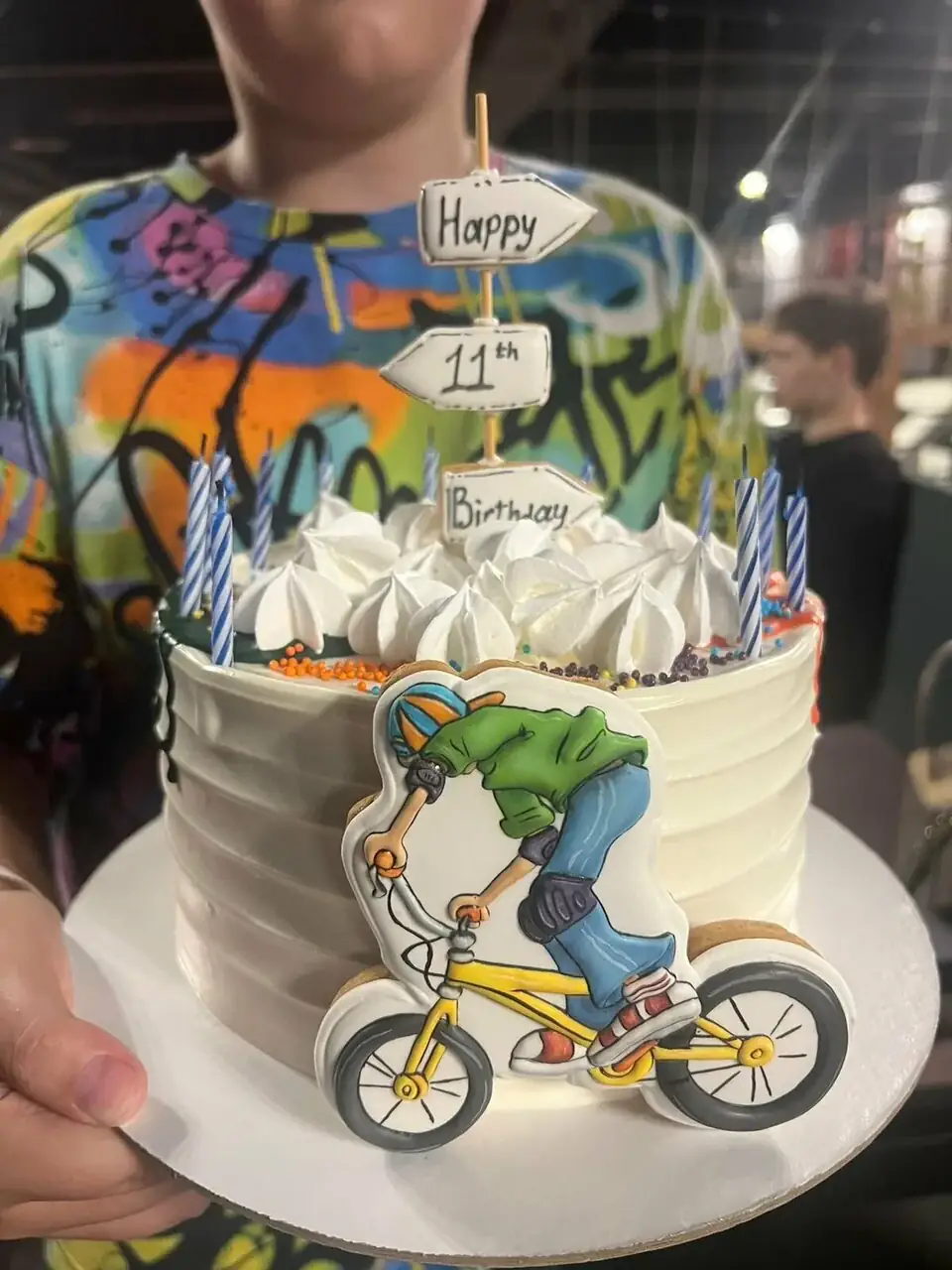 Именинный торт с украшениями